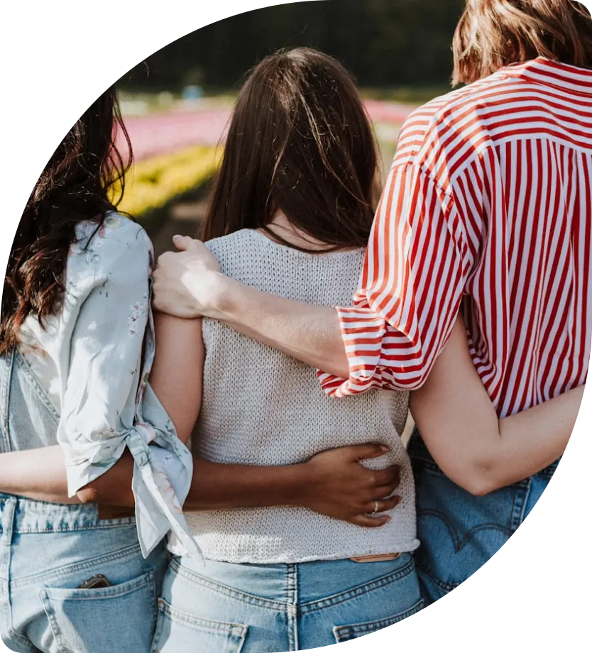 Groupe de femmes se tenant par l'épaule