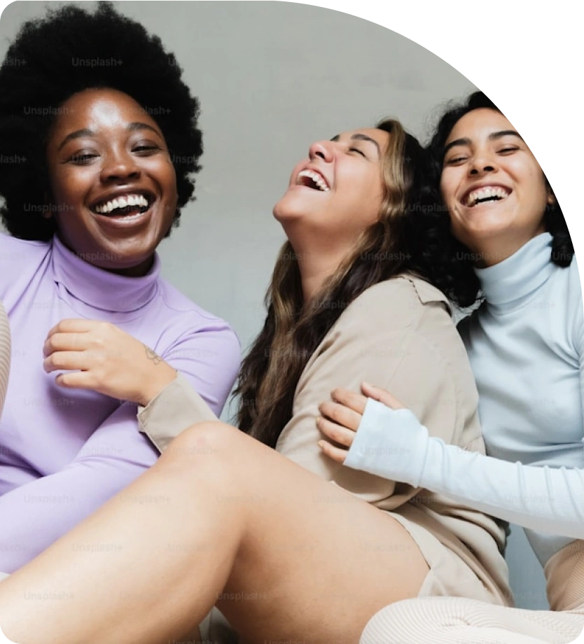 Groupe de femmes se tenant par l'épaule